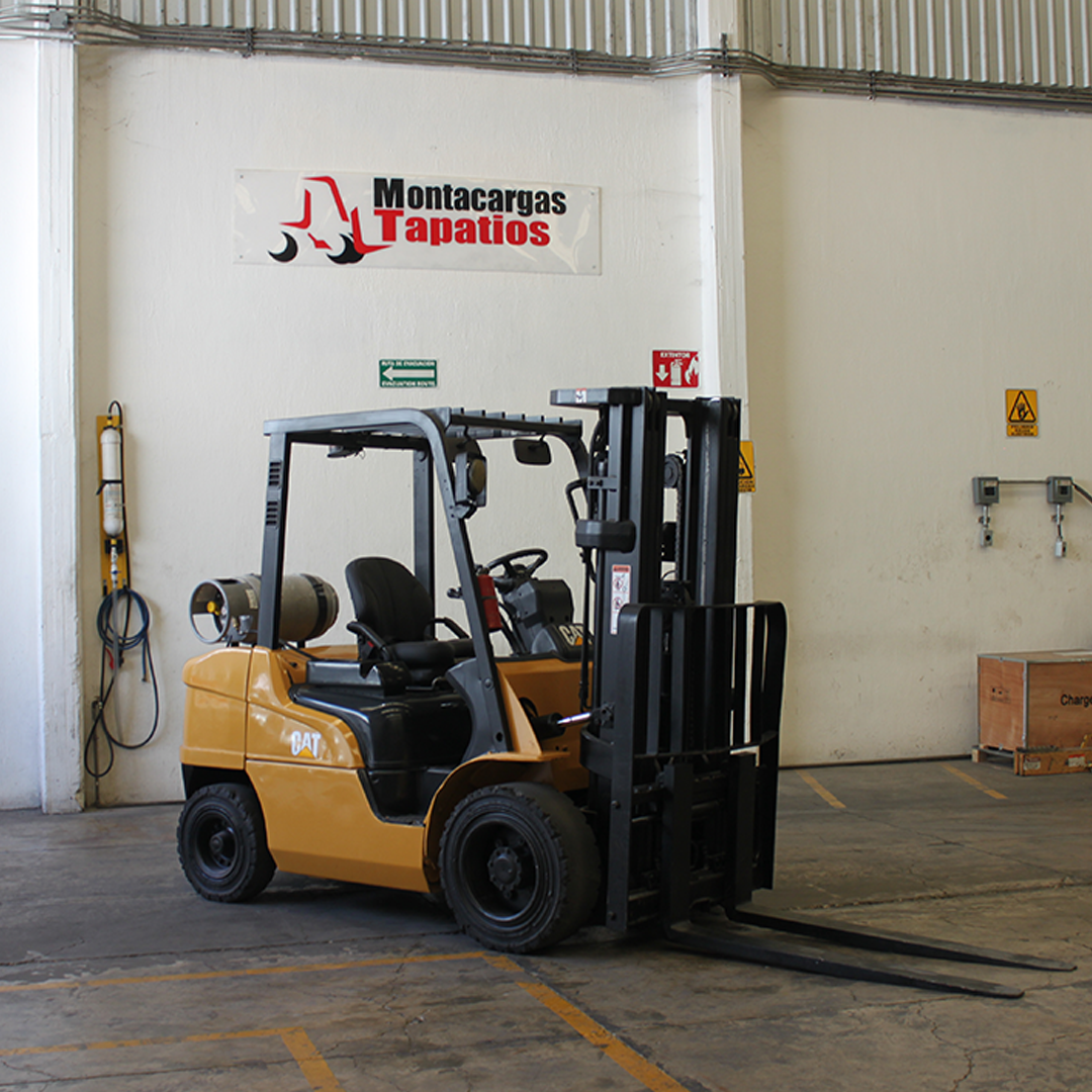 Montacargas seminuevo, modelo 2P6000 marca Caterpillar