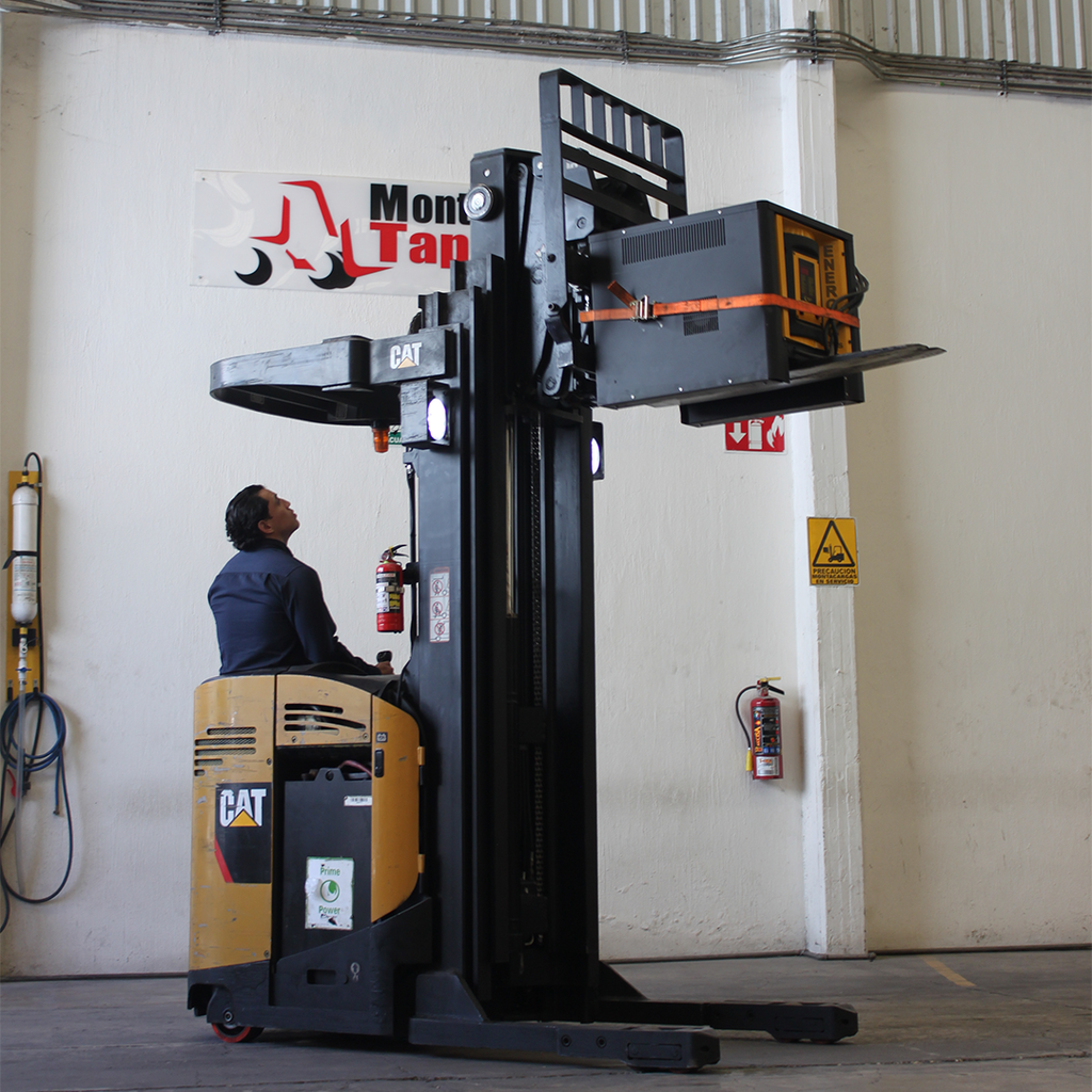 Montacargas Doble Reach seminuevo, Modelo ETR230DP