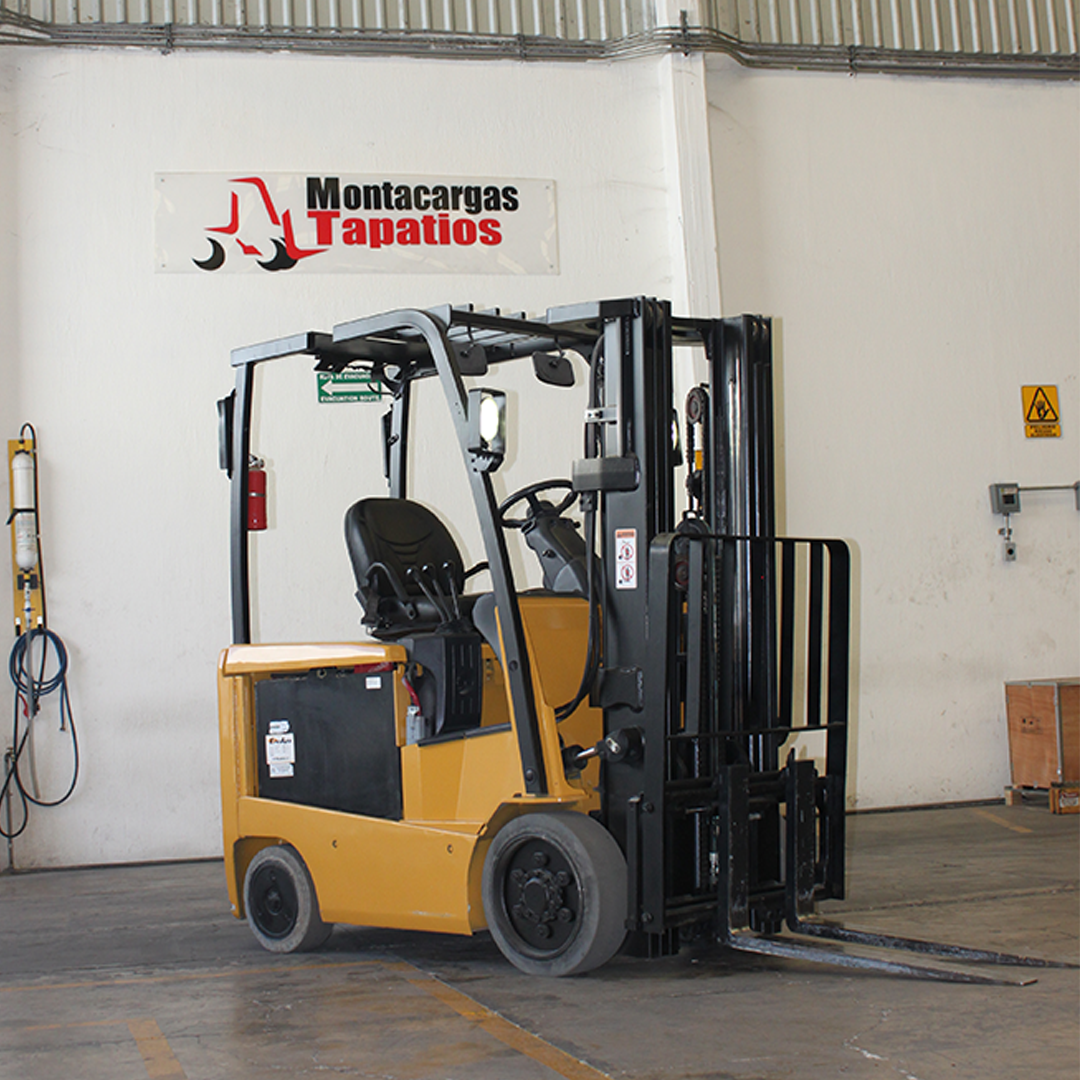 Montacargas seminuevo, marca CATERPILLAR, ELECTRICO de hombre sentado