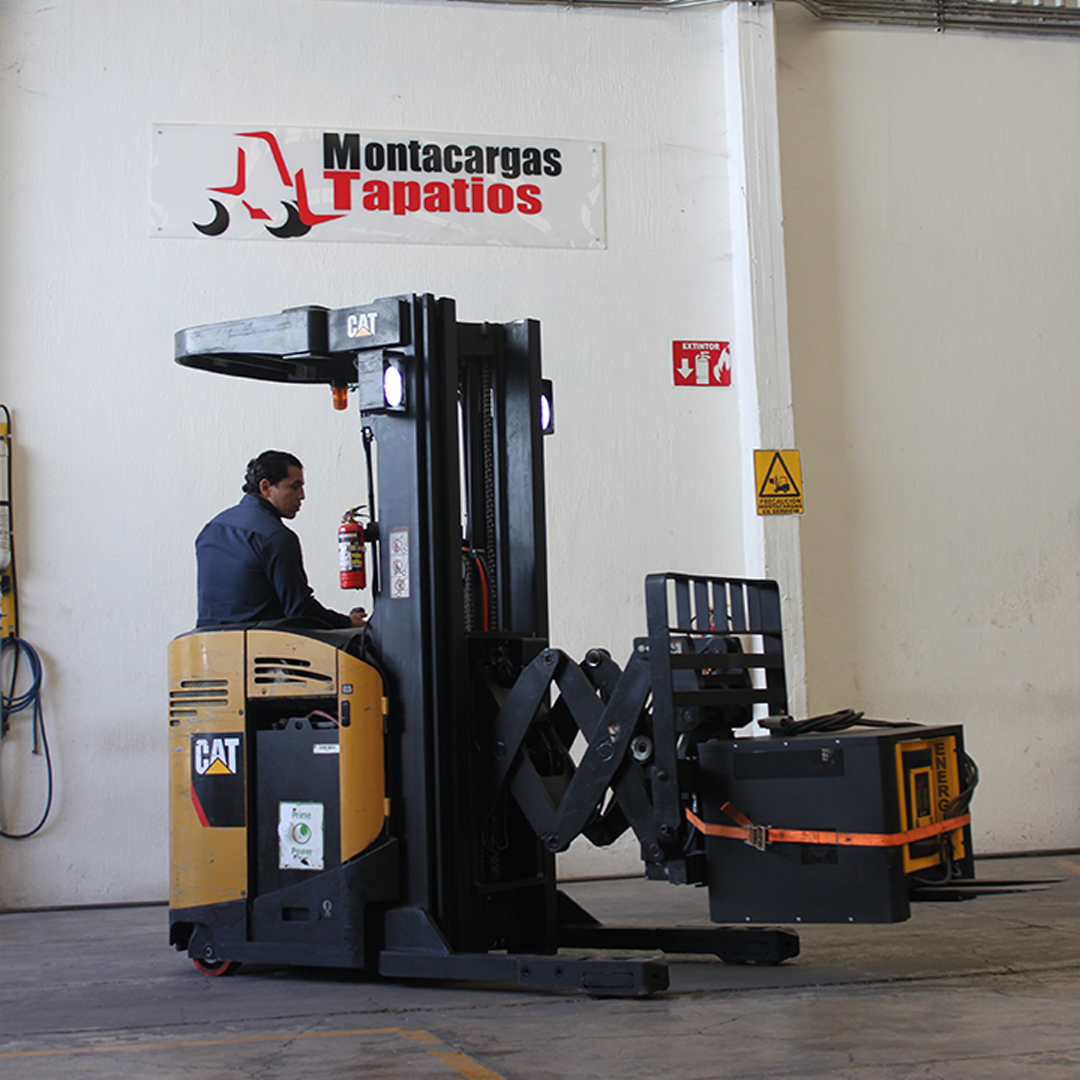 Montacargas Doble Reach seminuevo, marca Caterpillar, Modelo ND3000