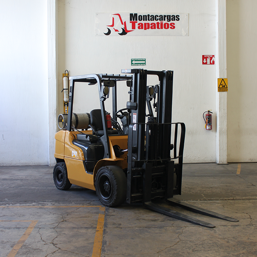 Montacargas seminuevo, modelo 2P6000 marca Caterpillar