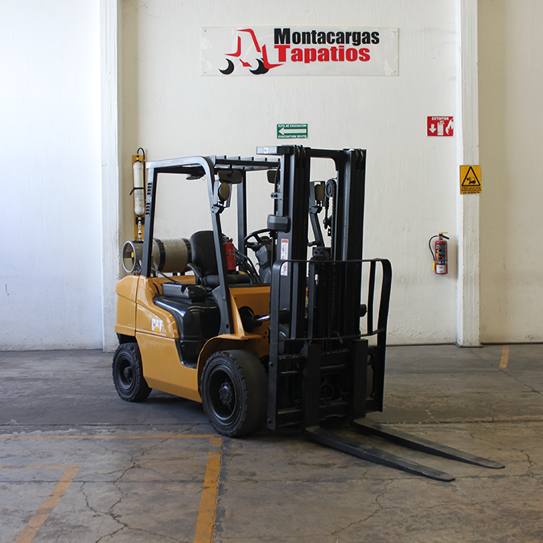 Montacargas seminuevo, modelo 2P6000 marca Caterpillar