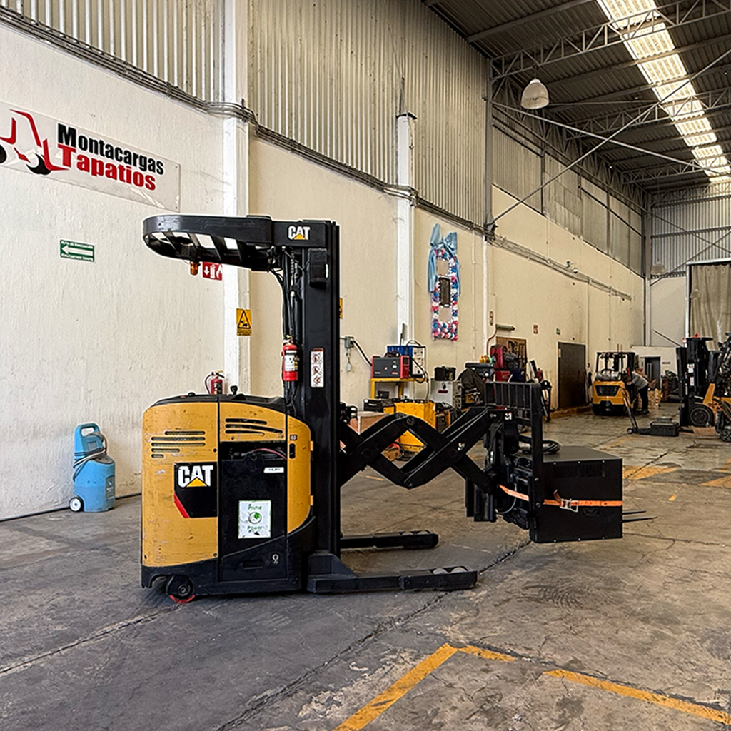 Montacargas Doble Reach seminuevo, marca Caterpillar, Modelo ND3000