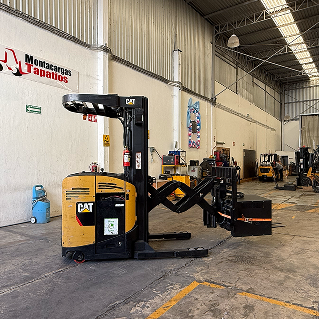 Montacargas Doble Reach seminuevo, marca Caterpillar, Modelo ND3000