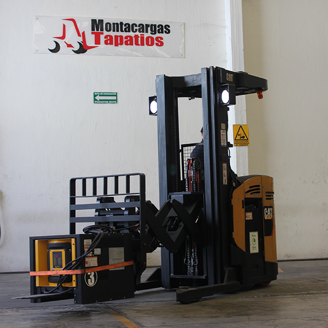 Montacargas Doble Reach seminuevo, marca Caterpillar, Modelo ND3000